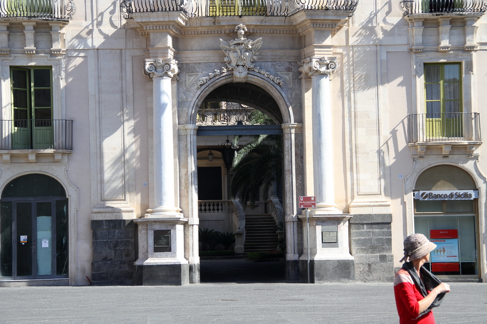 Sicilia_144.JPG - L'Università di Catania, fu fondata il 19 ottobre del 1434 da Alfonso il Magnanimo. La bolla pontificia di Eugenio IV che autorizzò la costituzione fu emanata il 18 aprile 1444. I corsi iniziarono il 19 ottobre 1445, con sei docenti e vennero inizialmente tenuti in una costruzione che sorgeva in piazza Duomo a fianco della Cattedrale di Sant'Agata, nei pressi dell'attuale Palazzo del Seminario dei Chierici.