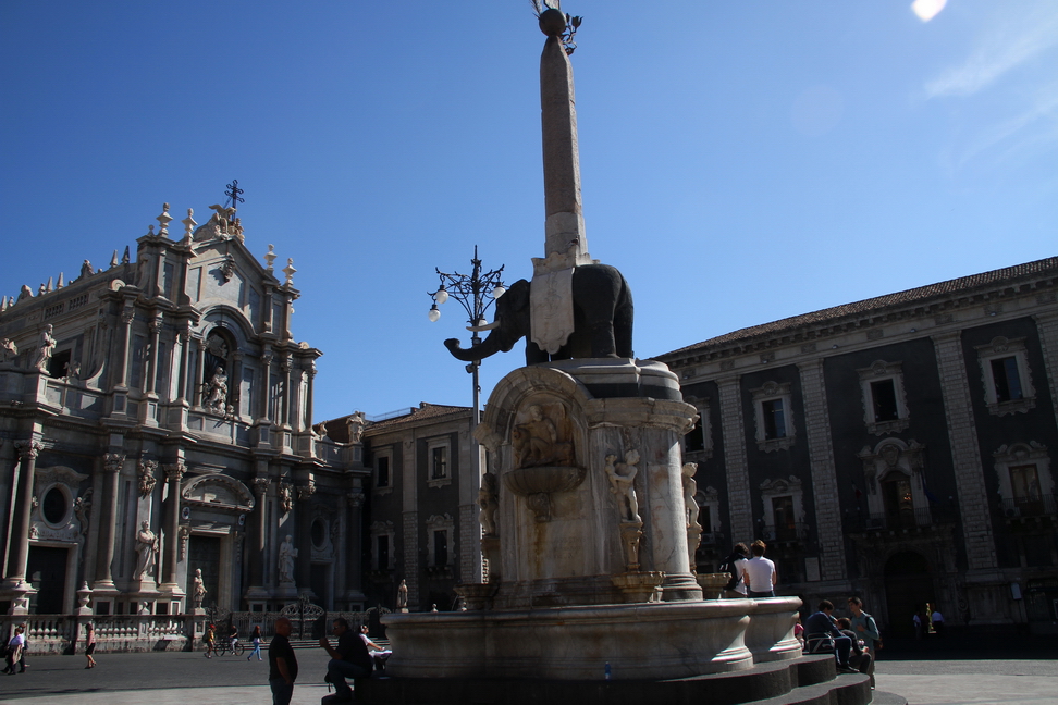 Sicilia_151.JPG - realizzata da Vaccarini nell'ambito della ricostruzione della città etnea dopo il terremoto dell'11 gennaio 1693...