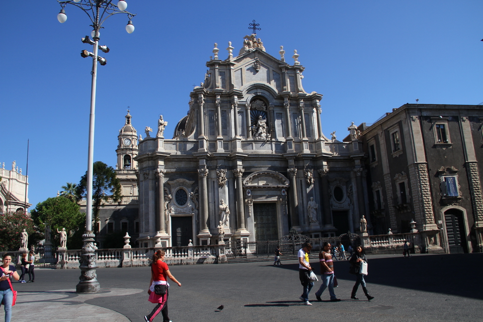 Sicilia_152.JPG - la facciata è a tre ordini compositi in stile corinzio, e attico completamente in marmo di Carrara...