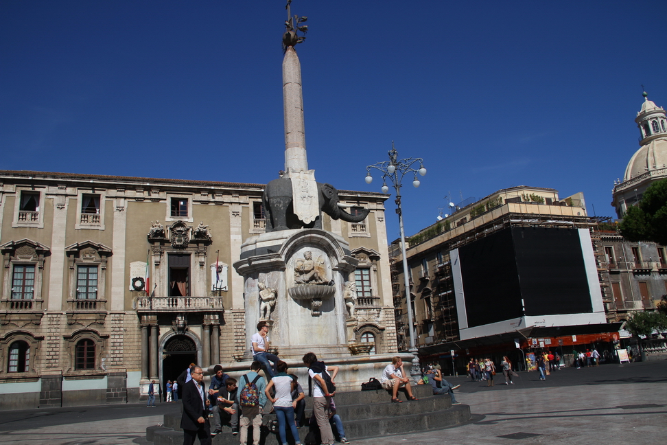 Sicilia_153.JPG - Il basamento è formato da un piedistallo di marmo bianco situato al centro di una vasca, anch'essa in marmo, in cui cadono dei getti d'acqua che fuoriescono dal basamento....