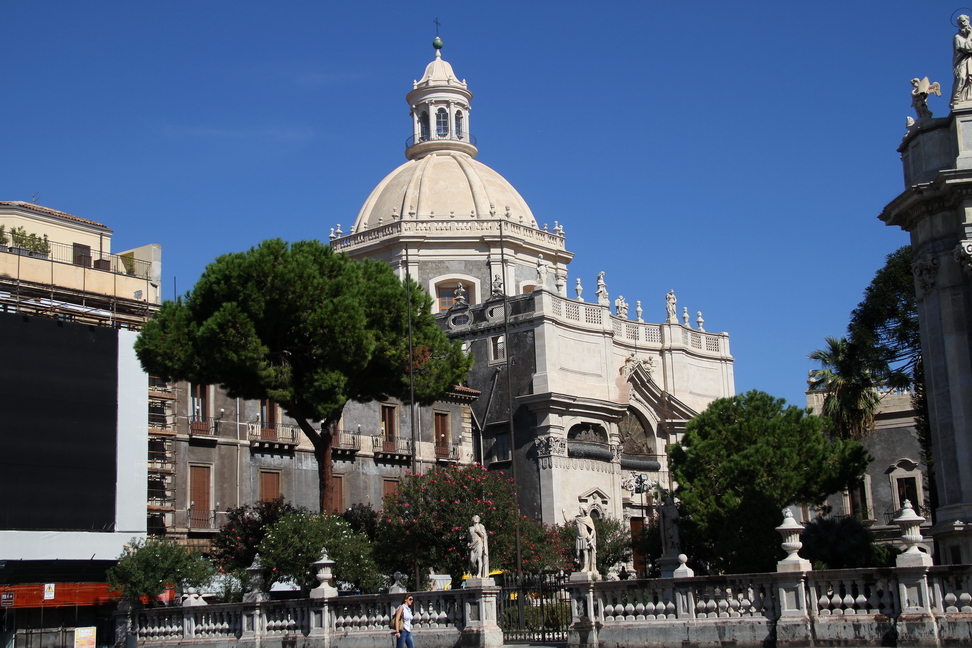 Sicilia_154.JPG - chiese e palazzi decorati circondano la piazza...