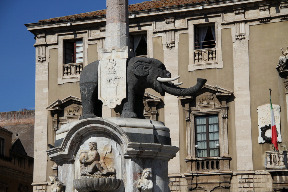 Sicilia_156.JPG - sopra troneggia la statua dell'elefante, rivolto con la proboscide verso la cattedrale di Sant'Agata. Questa statua di epoca incerta era originariamente ricavata da un unico blocco di pietra lavica...