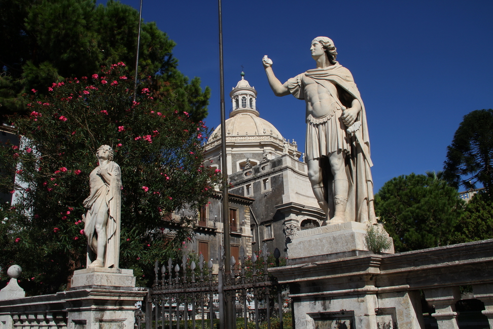 Sicilia_167.JPG - Il sagrato è diviso dalla piazza del Duomo da una balaustra in pietra bianca ornata con cinque grandi statue di santi in marmo di Carrara.