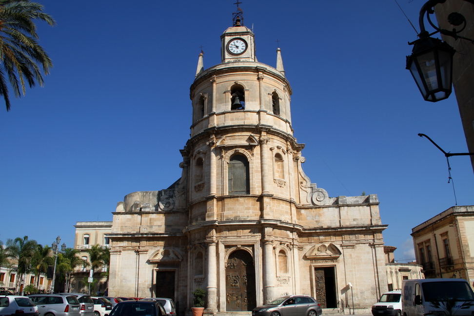Sicilia_169.JPG - Floridia, la Chiesa Madre, caratterizzata dal grande campanile...