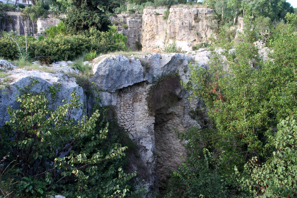 Sicilia_175.JPG - Siracusa, pareti a strapiombo nell'area archeologica...