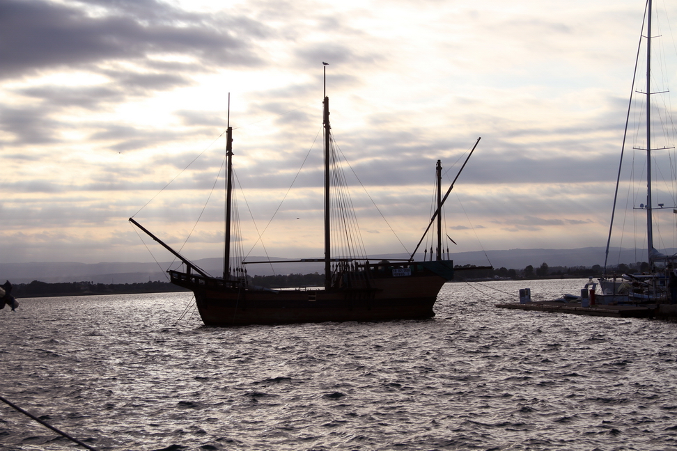 Sicilia_184.JPG - nel tramonto imminente una barca a vela dondola pigra sulle onde...