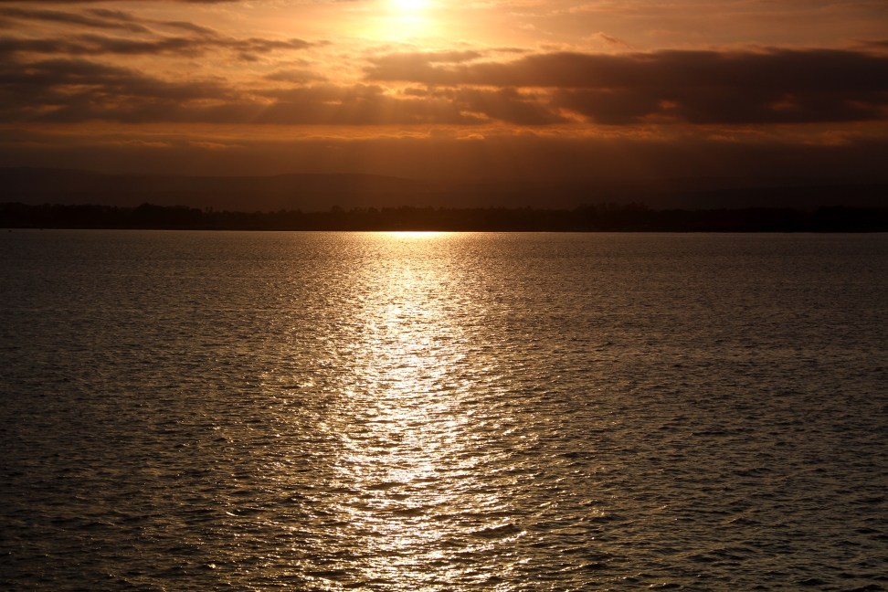 Sicilia_197.JPG - i colori del tramonto si specchiano nel mare...