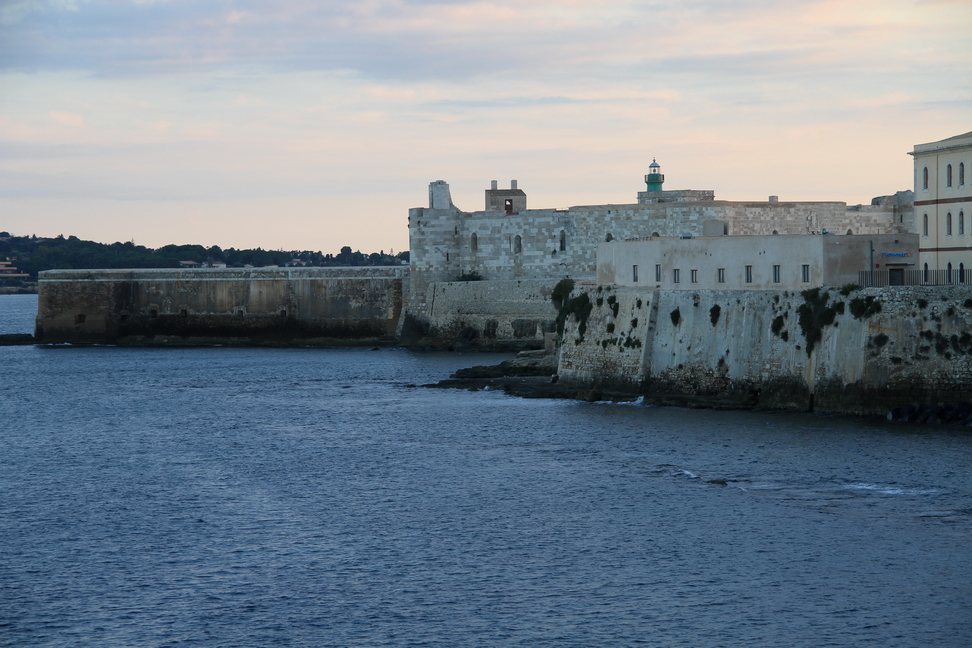 Sicilia_203.JPG - con le sue mura possenti, forte fatto costruire ne 1038 dal comandante bizantino Giorgio Maniace a difesa del porto naturale di Ortigia e successivamente trasformato in castello da Federico II. Nel 1288 vi dimorò con la famiglia il re Pietro III d'Aragona.