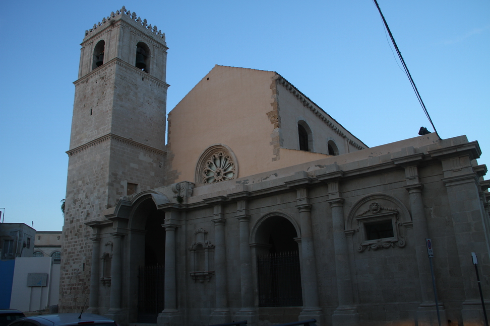 Sicilia_208.JPG - La chiesa, documentata già dal 1100, sorse probabilmente nello stesso luogo dove esisteva una basilica bizantina distrutta dagli Arabi. Dell'impianto di età normanna a pianta basilicale, chiusa da absidi, si conservano la facciata, il portaletto con i caratteristici capitelli e i primi due ordini della torre campanaria. Importanti rifacimenti sono stati apportati nel 600 ad opera di Giovanni Vermexio.