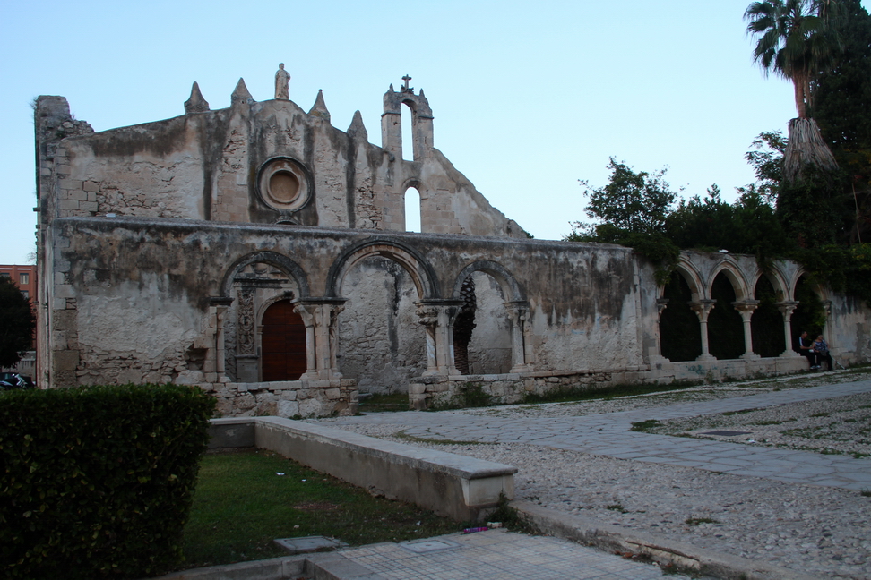 Sicilia_215.JPG - La facciata sud della chiesa, distrutta dal terremoto del 1693 (si rovinò la Gran Basilica), e quella ricostruita nel '700 con notevoli modifiche alla stessa facciata e al portico per la cui ricostruzione furono usati elementi quattrocenteschi.