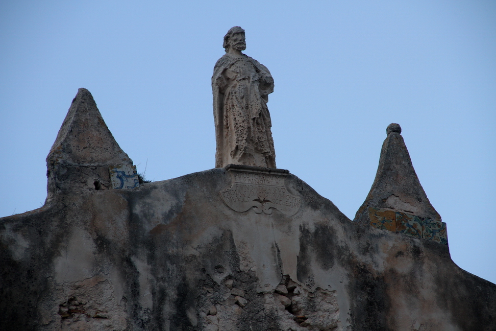Sicilia_218.JPG - su cui domina la statua di San Giovanni.