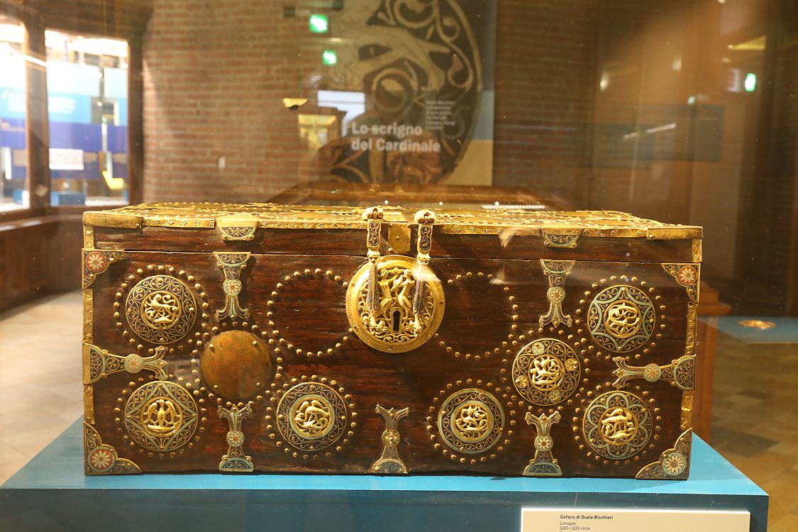 LoScrignoDelCardinale_02.jpg - Cofano di Guala Bicchieri Limoges 1220 -1225 circa Rame traforato, sbalzato, cesellato, stampato, inciso e dorato, smalto champlevé, paste vitree, legno di noce verniciato, tela di canapa grigia Torino, Palazzo Madama - Museo Civico d’Arte Antica
