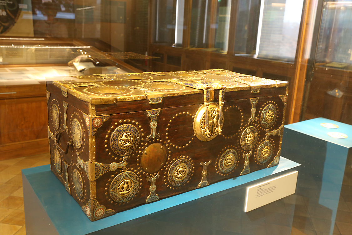 LoScrignoDelCardinale_04.jpg - Cofano di Guala Bicchieri Limoges 1220 -1225 circa Rame traforato, sbalzato, cesellato, stampato, inciso e dorato, smalto champlevé, paste vitree, legno di noce verniciato, tela di canapa grigia Torino, Palazzo Madama - Museo Civico d’Arte Antica