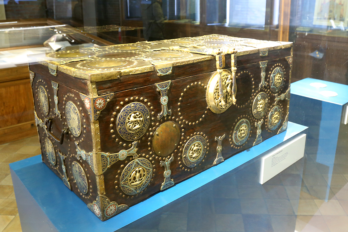 LoScrignoDelCardinale_05.jpg - Cofano di Guala Bicchieri Limoges 1220 -1225 circa Rame traforato, sbalzato, cesellato, stampato, inciso e dorato, smalto champlevé, paste vitree, legno di noce verniciato, tela di canapa grigia Torino, Palazzo Madama - Museo Civico d’Arte Antica