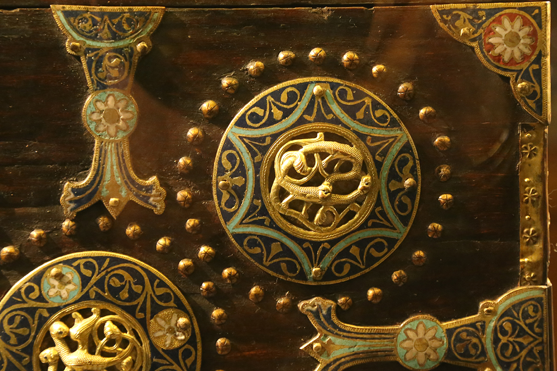 LoScrignoDelCardinale_07.jpg - Cofano di Guala Bicchieri Limoges 1220 -1225 circa Rame traforato, sbalzato, cesellato, stampato, inciso e dorato, smalto champlevé, paste vitree, legno di noce verniciato, tela di canapa grigia Torino, Palazzo Madama - Museo Civico d’Arte Antica