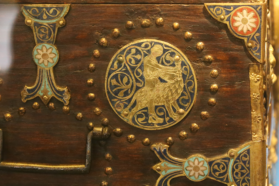 LoScrignoDelCardinale_08.jpg - Cofano di Guala Bicchieri Limoges 1220 -1225 circa Rame traforato, sbalzato, cesellato, stampato, inciso e dorato, smalto champlevé, paste vitree, legno di noce verniciato, tela di canapa grigia Torino, Palazzo Madama - Museo Civico d’Arte Antica