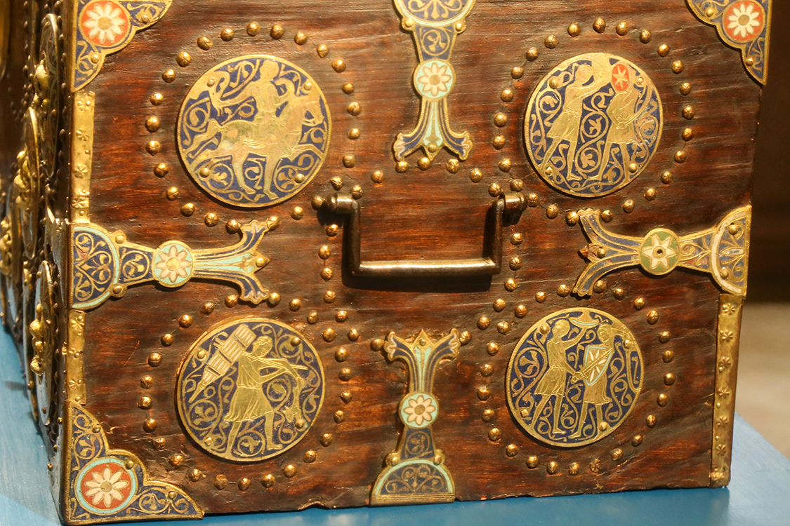 LoScrignoDelCardinale_09.jpg - Cofano di Guala Bicchieri Limoges 1220 -1225 circa Rame traforato, sbalzato, cesellato, stampato, inciso e dorato, smalto champlevé, paste vitree, legno di noce verniciato, tela di canapa grigia Torino, Palazzo Madama - Museo Civico d’Arte Antica