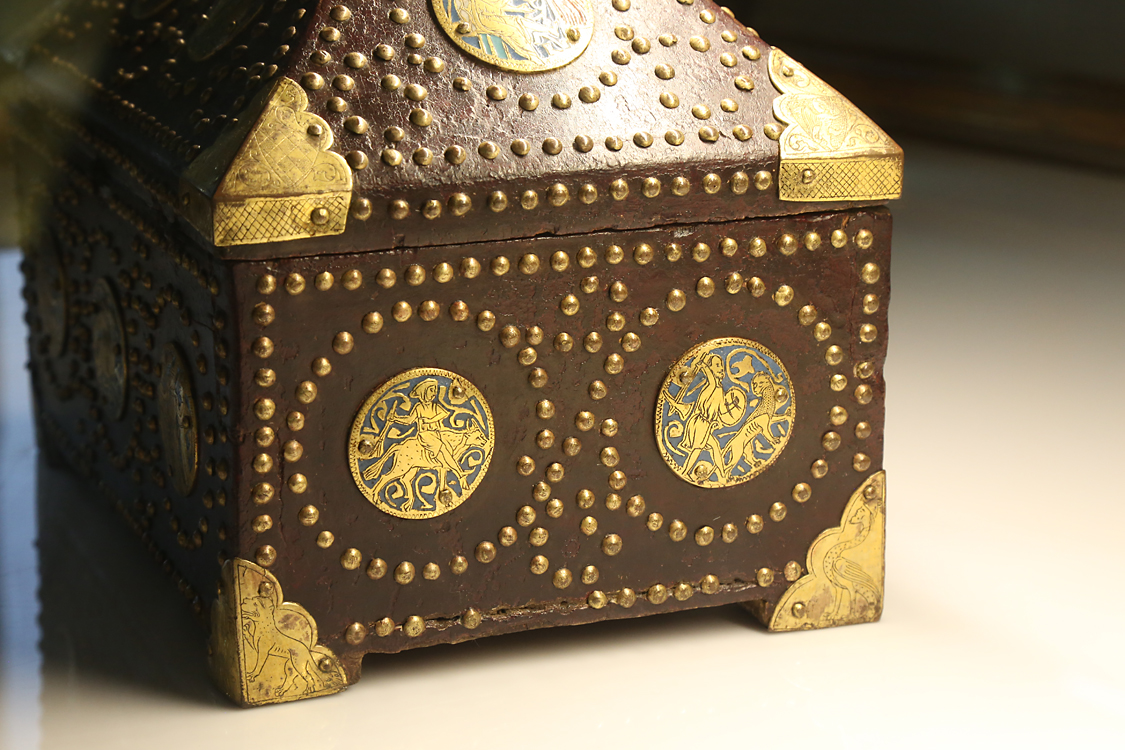 LoScrignoDelCardinale_14.jpg - Cofanetto di Guala Bicchieri  1220 -1225 Rame traforato, sbalzato, cesellato, inciso e dorato; smalto champlevé; paste vitree;  legno di noce con incamottatura di gesso e colla su garza di cotone poi rivestita di gommalacca marrone Vercelli, Museo Leone