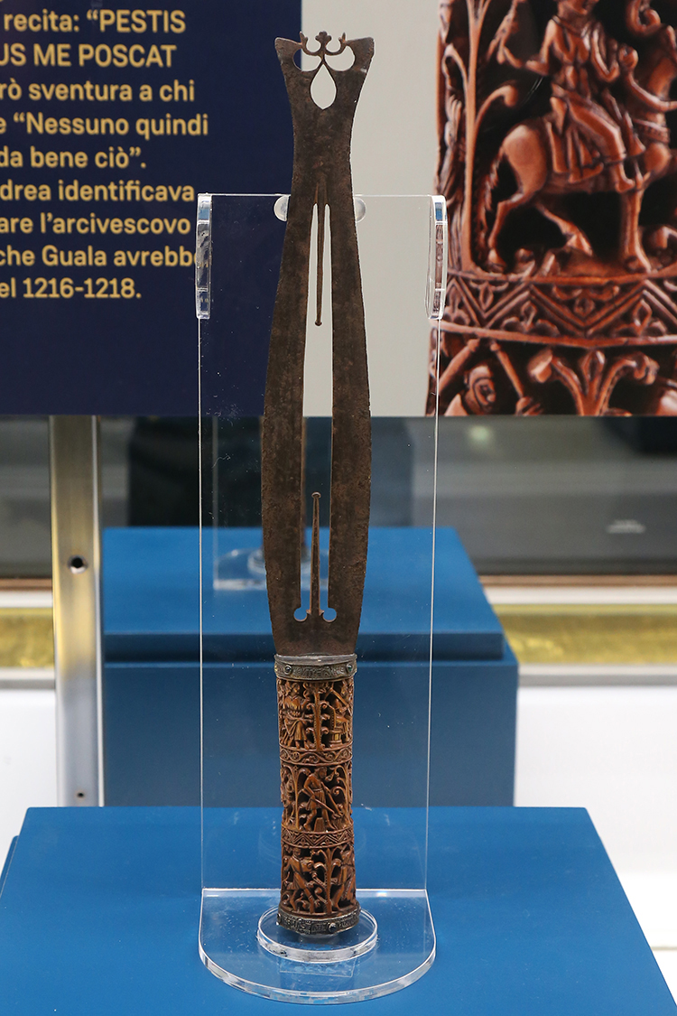LoScrignoDelCardinale_21.jpg - Coltello eucaristico di Guala Bicchieri Francia settentrionale o Inghilterra (?) 1200 -1225 circa Ferro, argento con tracce di doratura, paste vitree colorate in cabochon, legno di bosso intagliato Milano, Civiche Raccolte di Arte Applicata