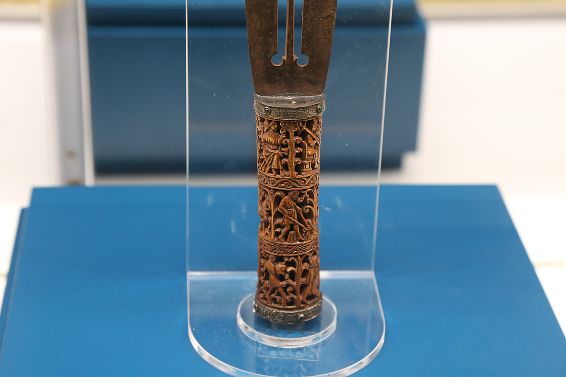 LoScrignoDelCardinale_22.jpg - Coltello eucaristico di Guala Bicchieri Francia settentrionale o Inghilterra (?) 1200 -1225 circa Ferro, argento con tracce di doratura, paste vitree colorate in cabochon, legno di bosso intagliato Milano, Civiche Raccolte di Arte Applicata