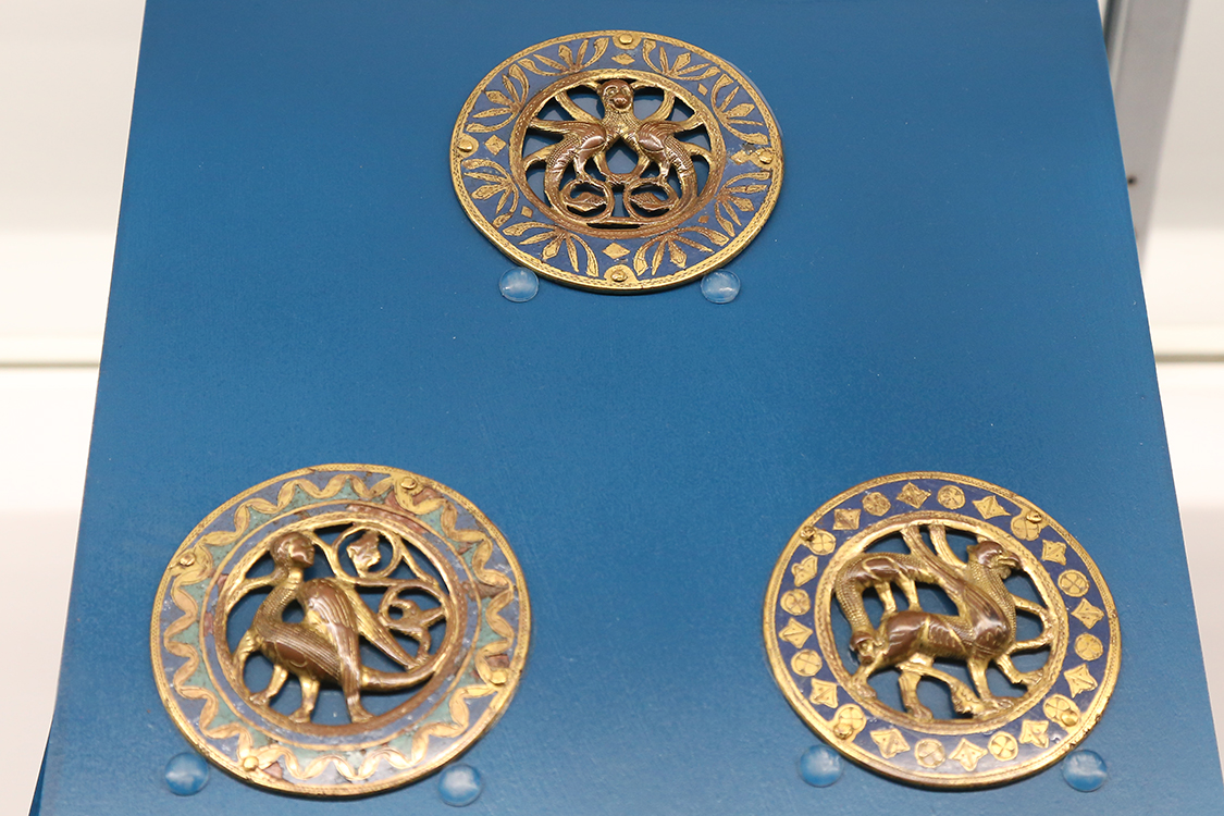 LoScrignoDelCardinale_23.jpg - Tre medaglioni: Drago con una testa e due corpi; Sirena -uccello; Grifone e piccolo drago Limoges 1220 -1225 circa Rame traforato, sbalzato, inciso e dorato, smalto champlevé Parigi, musée du Louvre