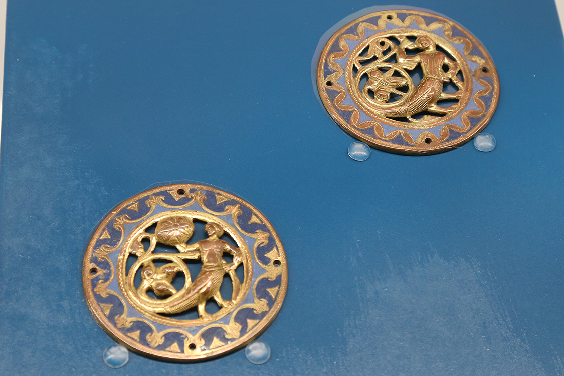 LoScrignoDelCardinale_24.jpg - Serie di nove medaglioni con animali e creature fantastiche Limoges 1220 -1225 circa Rame traforato, sbalzato, inciso e dorato, smalto champlevé Torino, Palazzo Madama - Museo Civico d’Arte Antica