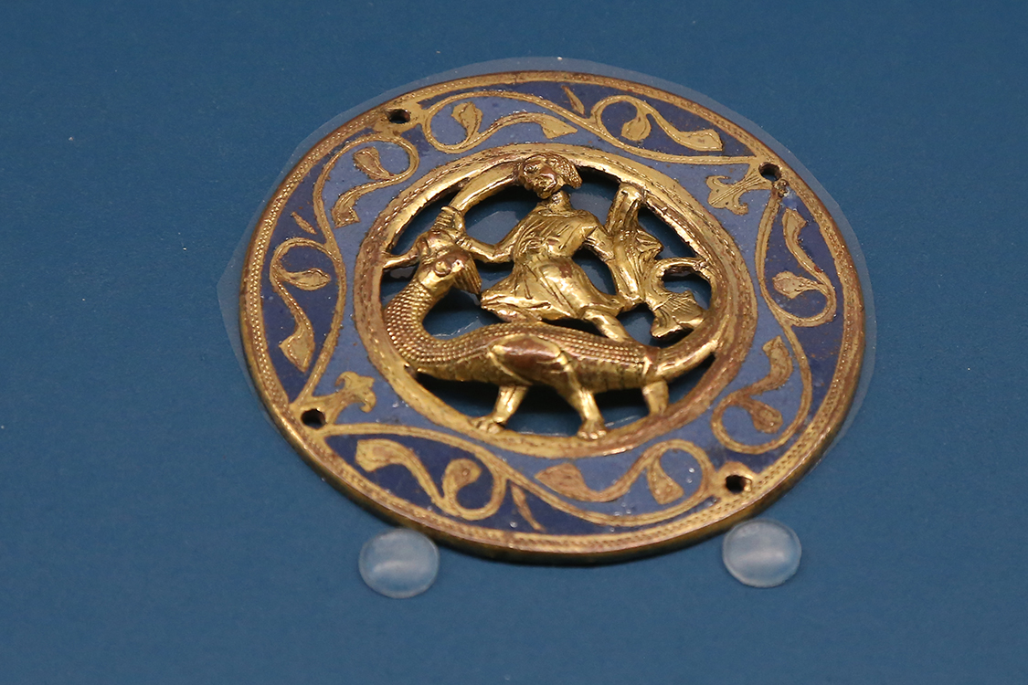 LoScrignoDelCardinale_25.jpg - Serie di nove medaglioni con animali e creature fantastiche Limoges 1220 -1225 circa Rame traforato, sbalzato, inciso e dorato, smalto champlevé Torino, Palazzo Madama - Museo Civico d’Arte Antica