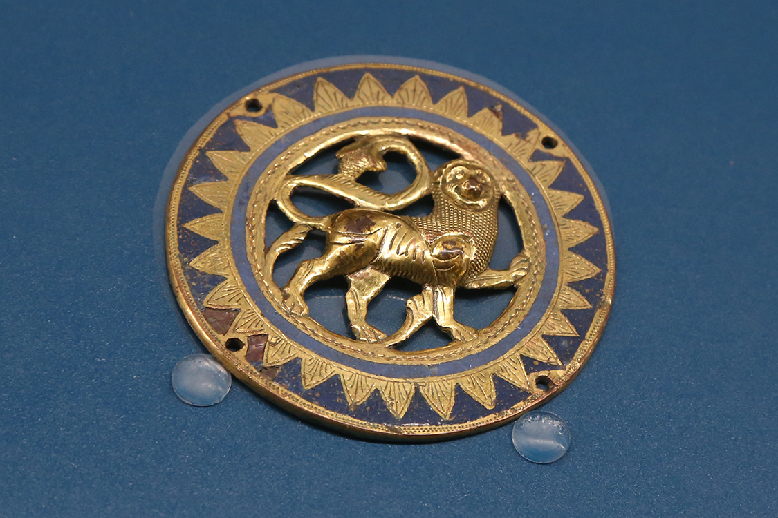LoScrignoDelCardinale_26.jpg - Serie di nove medaglioni con animali e creature fantastiche Limoges 1220 -1225 circa Rame traforato, sbalzato, inciso e dorato, smalto champlevé Torino, Palazzo Madama - Museo Civico d’Arte Antica