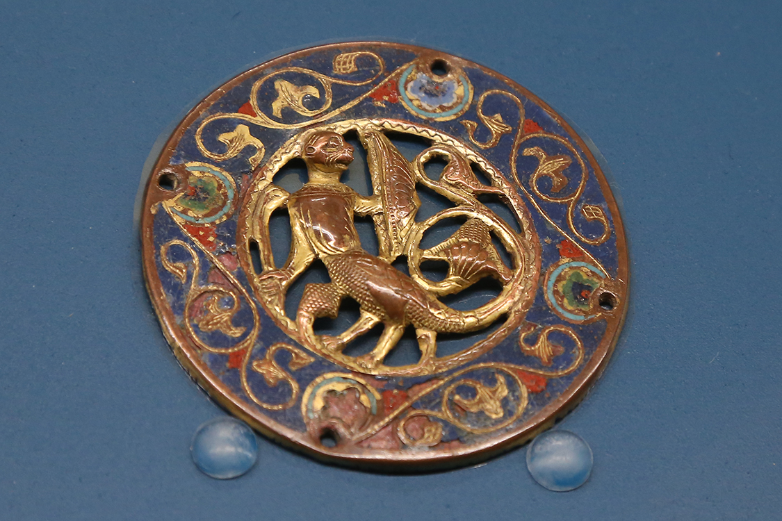 LoScrignoDelCardinale_27.jpg - Serie di nove medaglioni con animali e creature fantastiche Limoges 1220 -1225 circa Rame traforato, sbalzato, inciso e dorato, smalto champlevé Torino, Palazzo Madama - Museo Civico d’Arte Antica