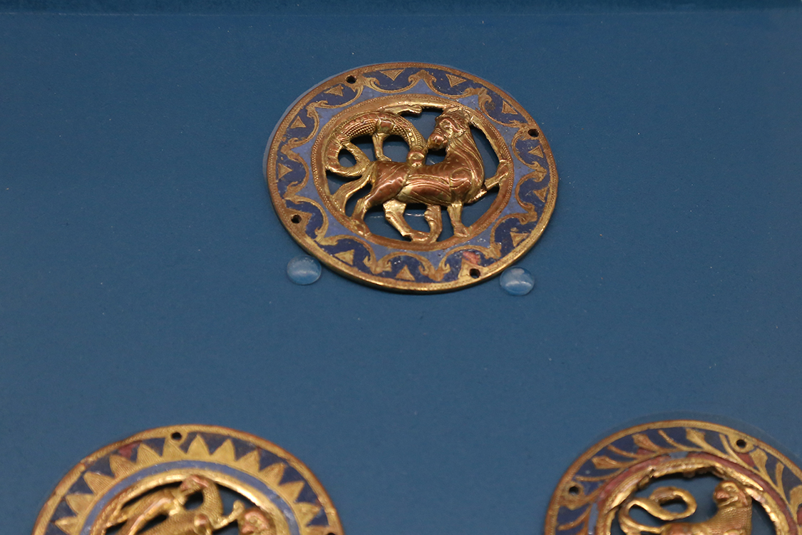 LoScrignoDelCardinale_29.jpg - Serie di nove medaglioni con animali e creature fantastiche Limoges 1220 -1225 circa Rame traforato, sbalzato, inciso e dorato, smalto champlevé Torino, Palazzo Madama - Museo Civico d’Arte Antica