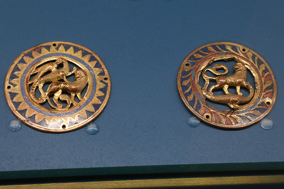 LoScrignoDelCardinale_30.jpg - Serie di nove medaglioni con animali e creature fantastiche Limoges 1220 -1225 circa Rame traforato, sbalzato, inciso e dorato, smalto champlevé Torino, Palazzo Madama - Museo Civico d’Arte Antica
