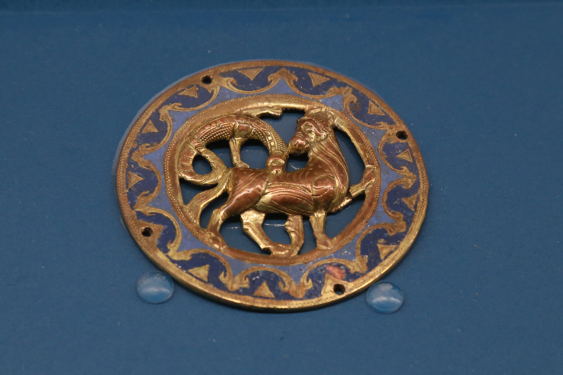 LoScrignoDelCardinale_31.jpg - Serie di nove medaglioni con animali e creature fantastiche Limoges 1220 -1225 circa Rame traforato, sbalzato, inciso e dorato, smalto champlevé Torino, Palazzo Madama - Museo Civico d’Arte Antica