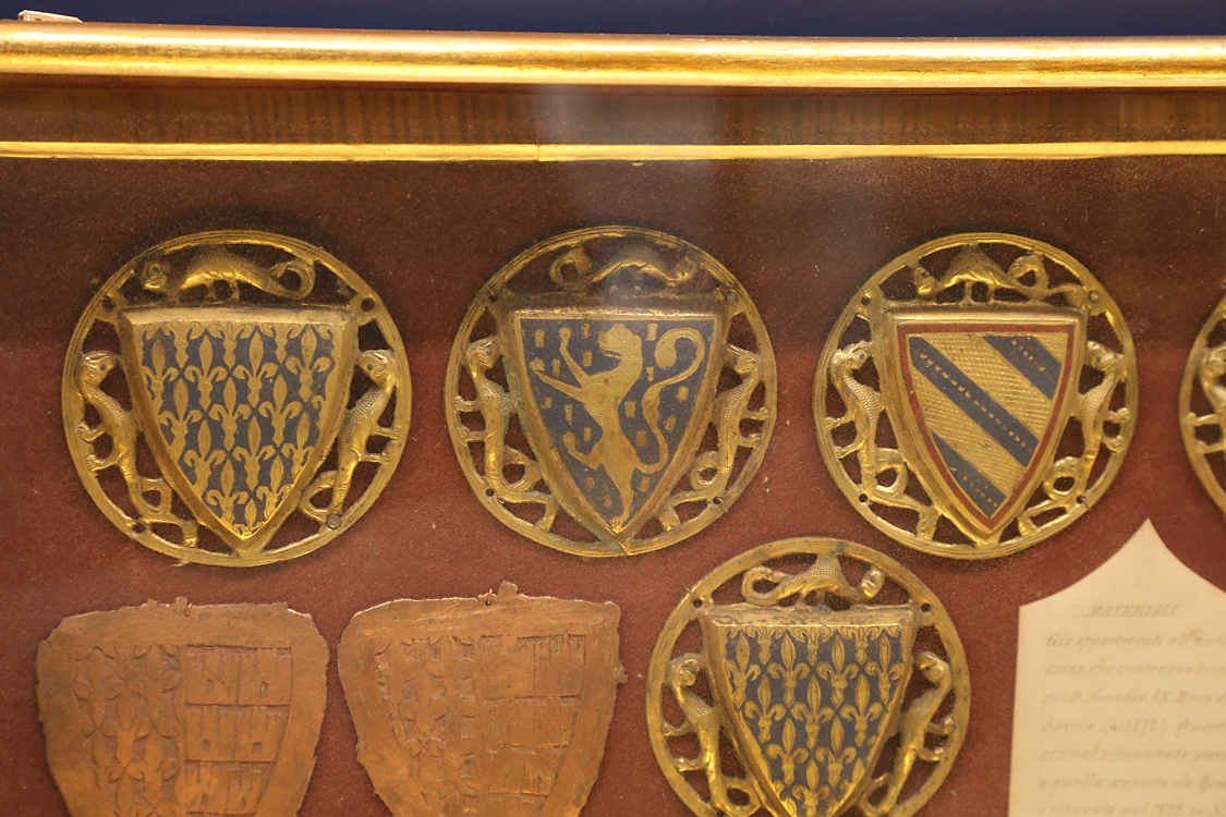 LoScrignoDelCardinale_33.jpg - Bacheca contenente 24 medaglioni con stemmi provenienti da un cofano profano Limoges 1240 -1250 circa Rame traforato, sbalzato, inciso e dorato, smalto champlevé Collezione privata
