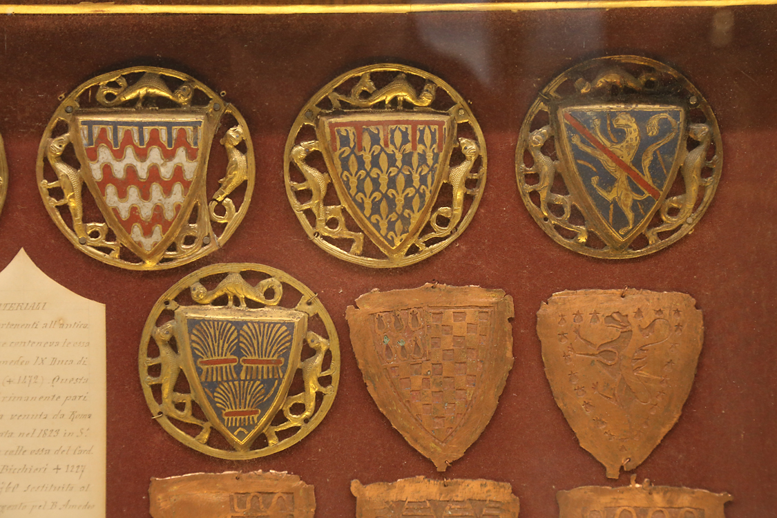 LoScrignoDelCardinale_34.jpg - Bacheca contenente 24 medaglioni con stemmi provenienti da un cofano profano Limoges 1240 -1250 circa Rame traforato, sbalzato, inciso e dorato, smalto champlevé Collezione privata