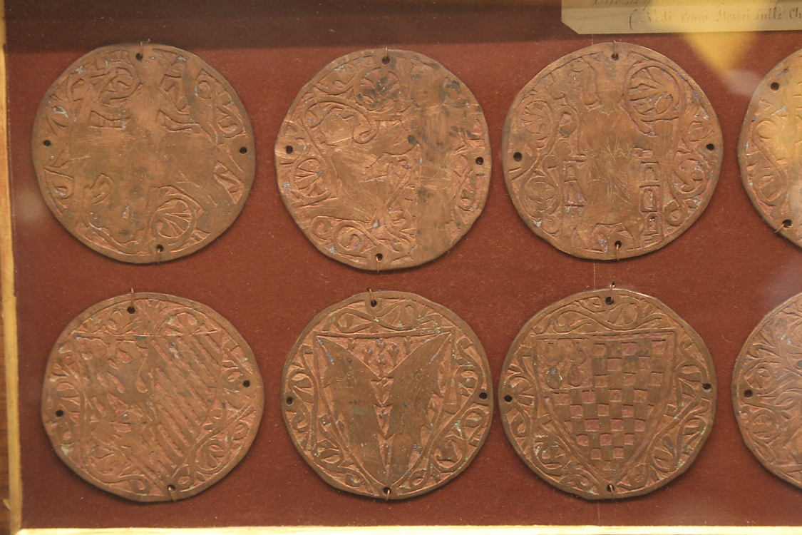 LoScrignoDelCardinale_36.jpg - Bacheca contenente 14 medaglioni con scene cortesi e stemmi provenienti da un cofano profano Limoges 1240 -1250 circa Rame traforato, sbalzato, inciso e dorato, smalto champlevé Collezione privata