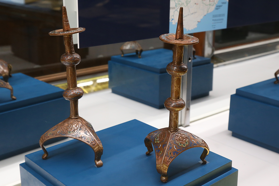 LoScrignoDelCardinale_39.jpg - Coppia di candelieri con leoni affrontati Limoges 1190 -1210 circa Rame sbalzato, inciso, dorato e smalto champlevé Torino, Palazzo Madama - Museo Civico d’Arte Antica  Dall’abbazia di Sant’Alberto di Butrio presso Tortona