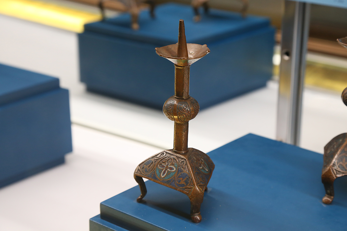 LoScrignoDelCardinale_41.jpg - Coppia di candelieri Limoges 1190 -1200 circa Rame sbalzato, inciso, dorato e smalto champlevé Collezione privata. Dalla Valla d'Aosta
