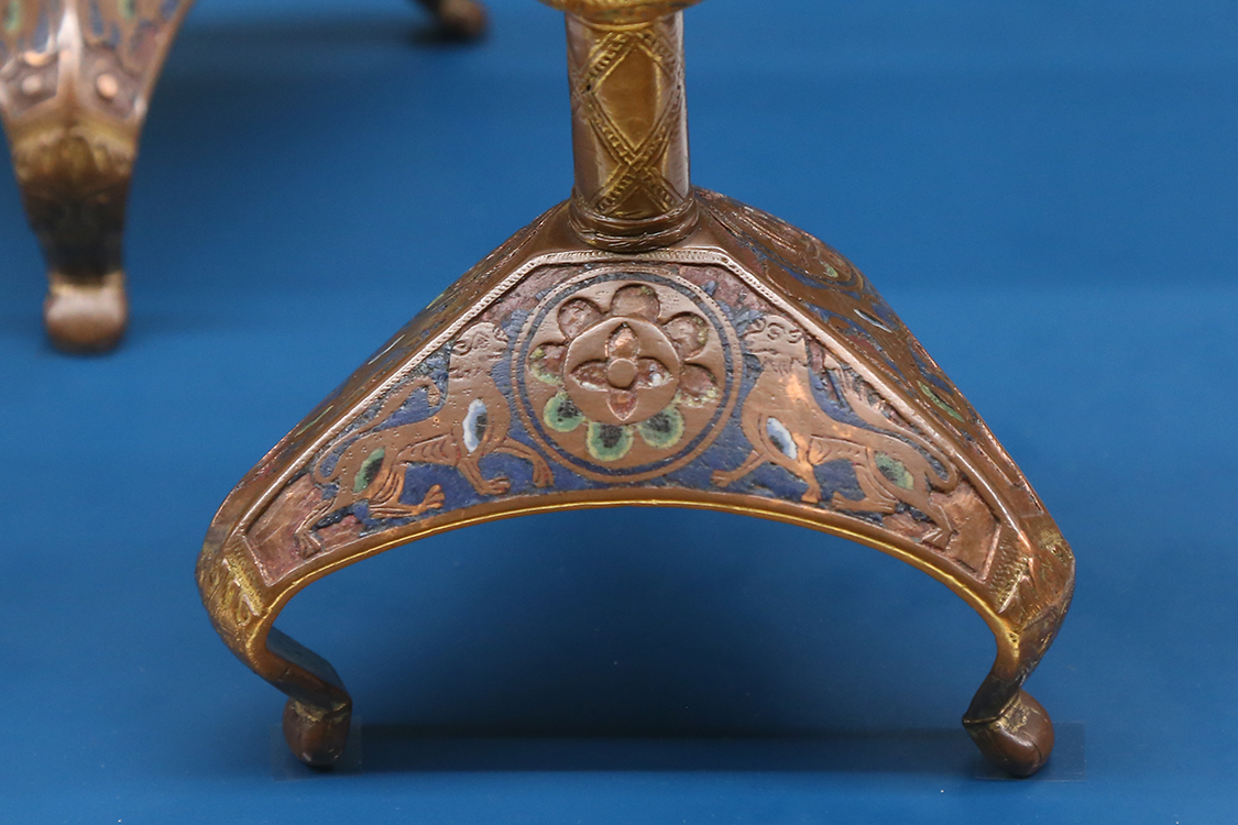 LoScrignoDelCardinale_42.jpg - Coppia di candelieri con leoni affrontati Limoges 1190 -1210 circa Rame sbalzato, inciso, dorato e smalto champlevé Torino, Palazzo Madama - Museo Civico d’Arte Antica  Dall’abbazia di Sant’Alberto di Butrio presso Tortona