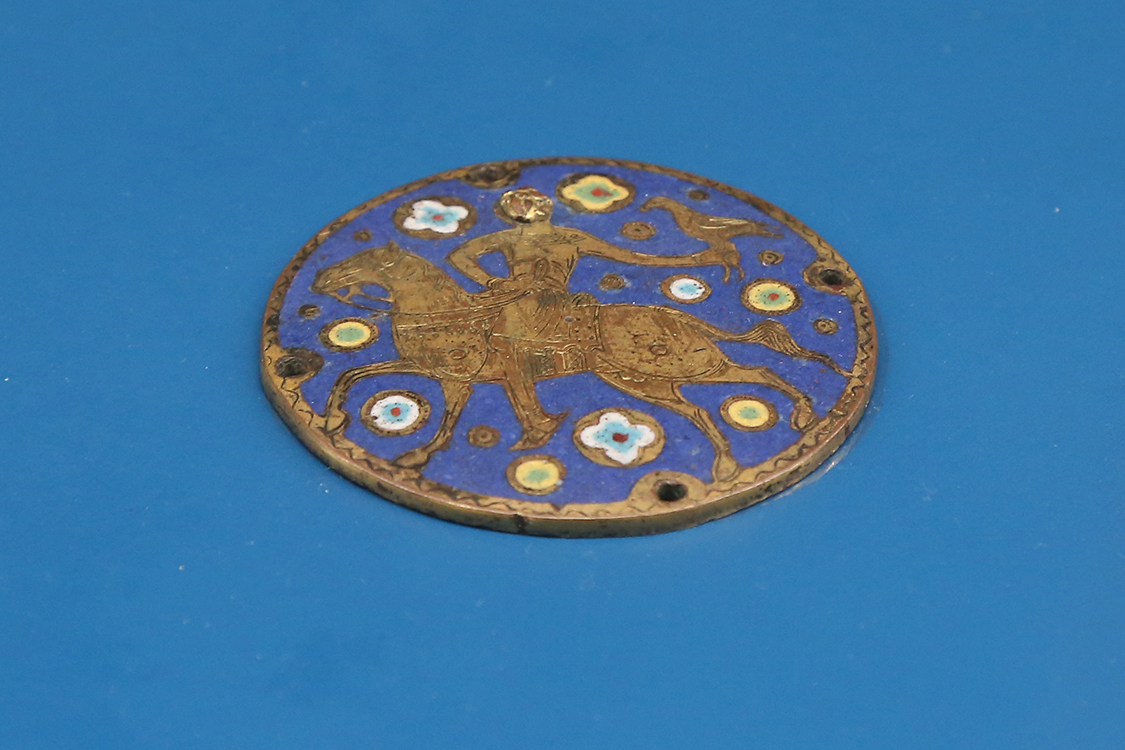 LoScrignoDelCardinale_43.jpg - Medaglione con falconiere a cavallo Limoges 1200 -1210 circa Rame cesellato, inciso, dorato e smalto champlevé Parigi, musée de Cluny - musée national du Moyen Âge