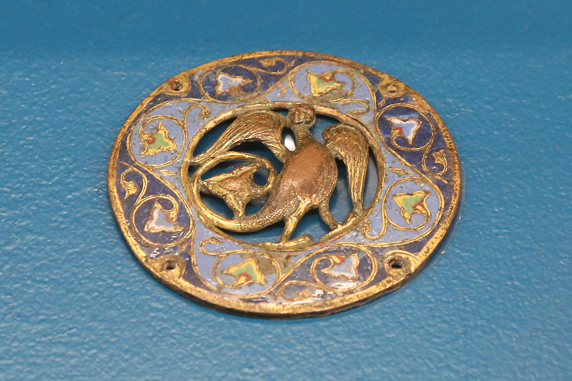 LoScrignoDelCardinale_44.jpg - Medaglione con sirena - uccello Limoges 1200 -1210 circa Rame cesellato, inciso, dorato e smalto champlevé Parigi, musée de Cluny - musée national du Moyen Âge