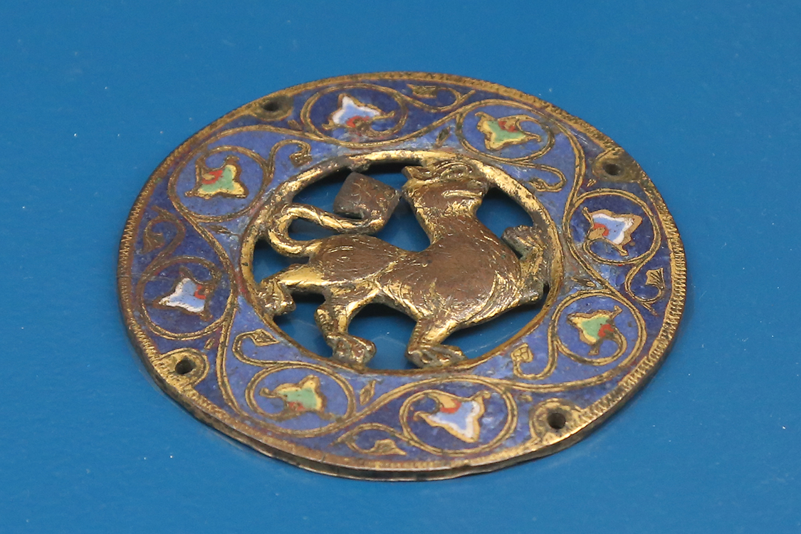 LoScrignoDelCardinale_45.jpg - Medaglione con figura di quadrupede Limoges 1200 - 1210 circa Rame cesellato, inciso, dorato e smalto champlevé Parigi, musée de Cluny - musée national du Moyen Âge, deposito dal musée du Louvre