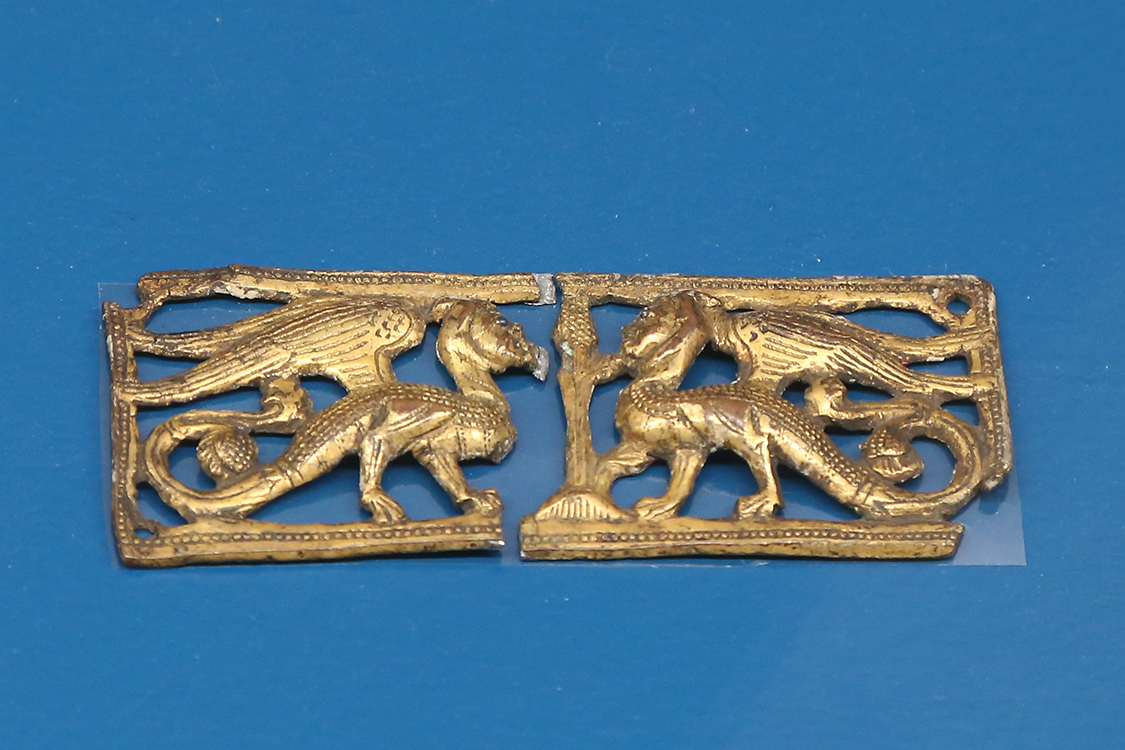 LoScrignoDelCardinale_46.jpg - Placchetta traforata con creature ibride affrontate Limoges 1200 circa Rame cesellato, inciso, dorato e smalto champlevé Parigi, musée de Cluny - musée national du Moyen Âge