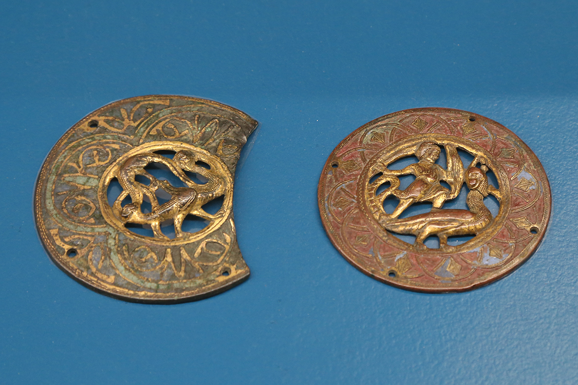 LoScrignoDelCardinale_47.jpg - Medaglione con combattimento di draghi alati Limoges 1210 -1220 circa  Medaglione con figura maschile che atterra un drago Limoges 1250-1275 Rame sbalzato, traforato, inciso, cesellato, dorato e smalto champlevé Parigi, musée de Cluny - musée national du Moyen Âge