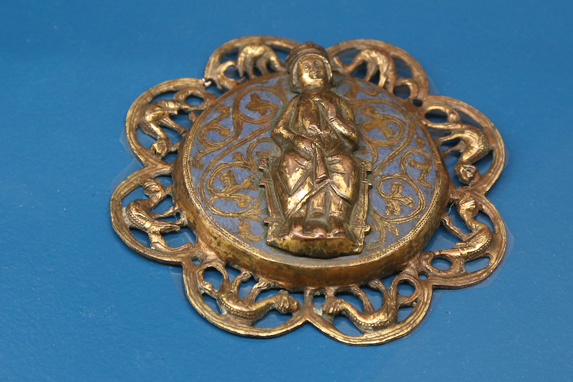 LoScrignoDelCardinale_48.jpg - Medaglione con figura di Re Limoges 1250 circa Rame sbalzato, traforato, inciso, cesellato, dorato e smalto champlevé Parigi, musée de Cluny - musée national du Moyen Âge