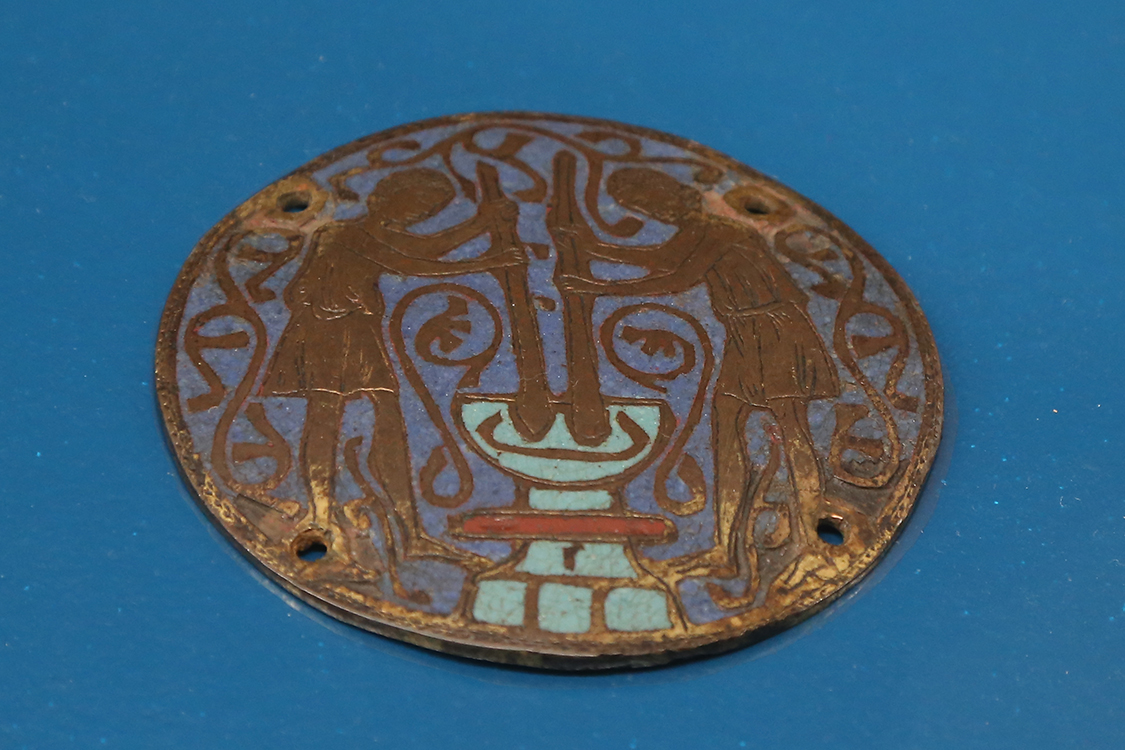 LoScrignoDelCardinale_49.jpg - Medaglione con due figure di conciatori Limoges 1225-1250 (?) Rame cesellato, inciso, dorato e smalto champlevé Parigi, musée de Cluny - musée national du Moyen Âge