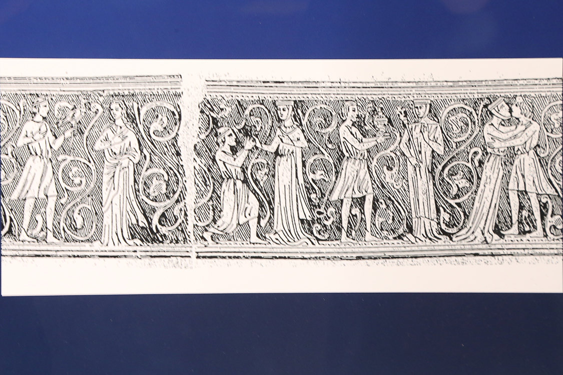 LoScrignoDelCardinale_50.jpg - Disegno raffigurante le scene cortesi della Scatola Da Victor Gay,  Glossaire archéologique du Moyen Âge et de la Renaissance; Paris 1887 Molto rara l’iconografia di quest’opera, in cui sono raffigurati i quattro momenti della conquista amorosa, secondo l’etica cavalleresca: l’incontro tra la dama e il cavaliere (che impugna un falcone); la scena di omaggio cortese, esemplata su quella dell’omaggio vassallatico; l’offerta alla dama di un dono (un ramo fiorito); e infine il bacio.