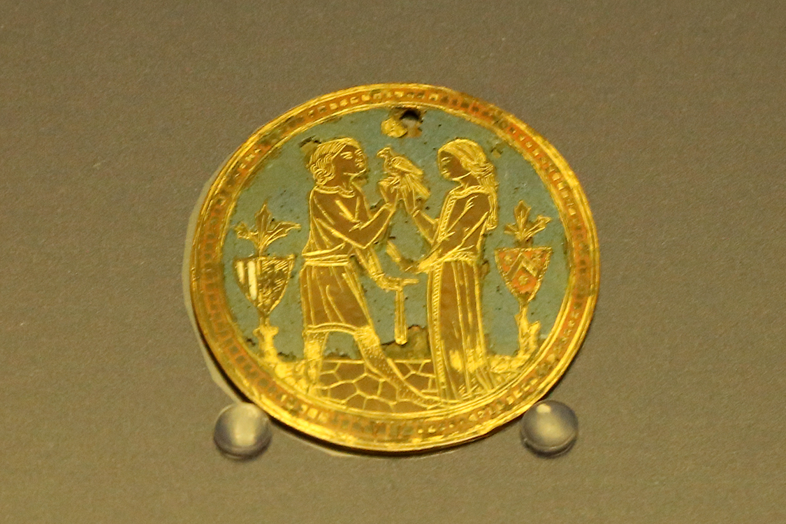 LoScrignoDelCardinale_52.jpg - Medaglione con scena galante Stile di Limoges, XIX secolo Lega a base di rame inciso e dorato, smalto champlevé Parigi, musée de Cluny