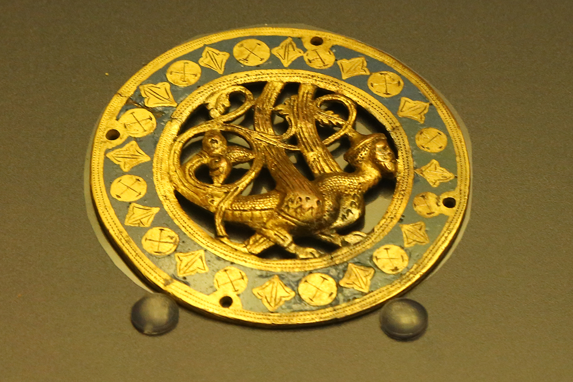 LoScrignoDelCardinale_53.jpg - Quattro medaglioni: due con draghi alati; uno con centauro e drago; uno con creatura ibrida Stile di Limoges, XIX - XX secolo Rame (il 19/S ottone) fuso, inciso, cesellato, dorato e smalto champlevé Torino, Palazzo Madama - Museo Civicod'Arte Antica