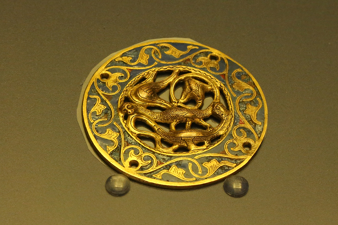 LoScrignoDelCardinale_54.jpg - Quattro medaglioni: due con draghi alati; uno con centauro e drago; uno con creatura ibrida Stile di Limoges, XIX - XX secolo Rame (il 19/S ottone) fuso, inciso, cesellato, dorato e smalto champlevé Torino, Palazzo Madama - Museo Civico