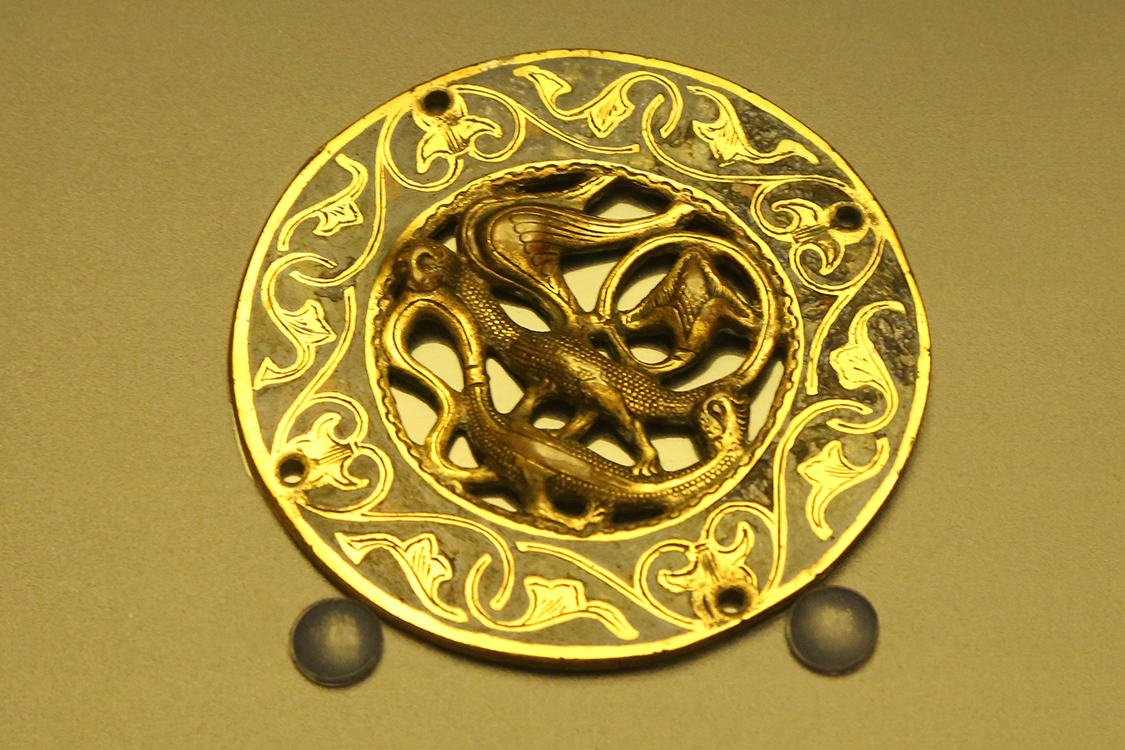 LoScrignoDelCardinale_55.jpg - Quattro medaglioni: due con draghi alati; uno con centauro e drago; uno con creatura ibrida Stile di Limoges, XIX - XX secolo Rame (il 19/S ottone) fuso, inciso, cesellato, dorato e smalto champlevé Torino, Palazzo Madama - Museo Civico